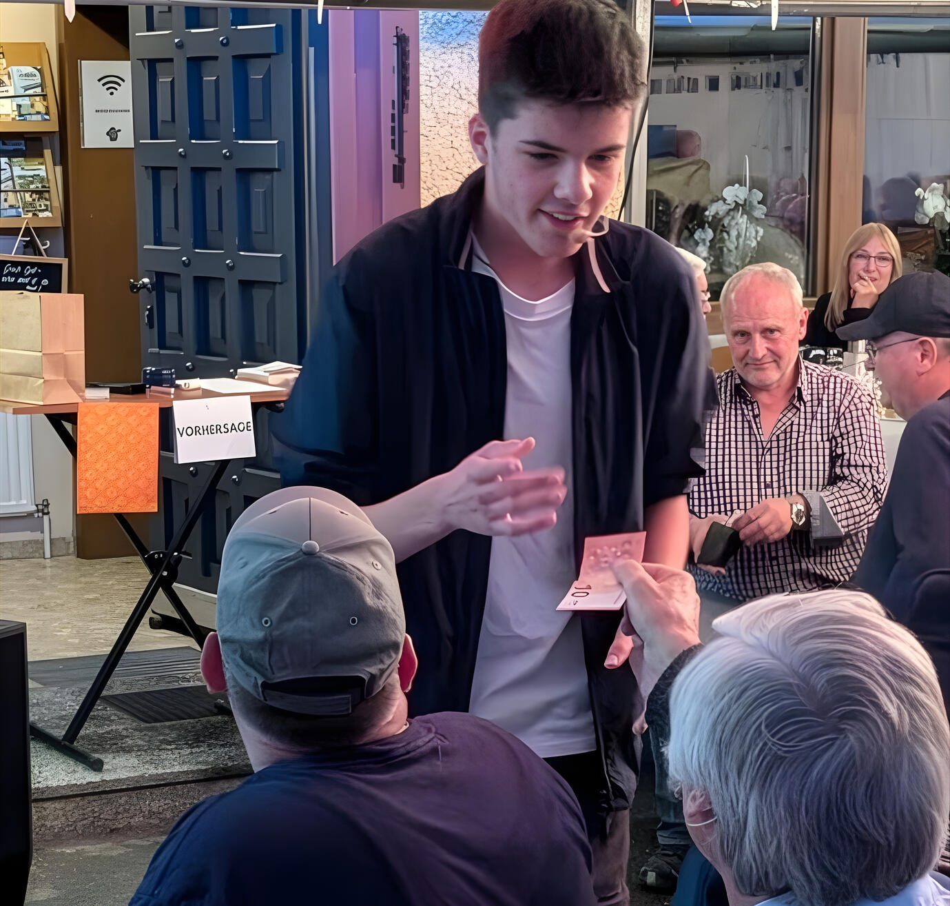 Zauberer, Anton Amberger führt im Close up ein Kunststück vor, bei dem sich Geld auf magische Weise vermehrt.